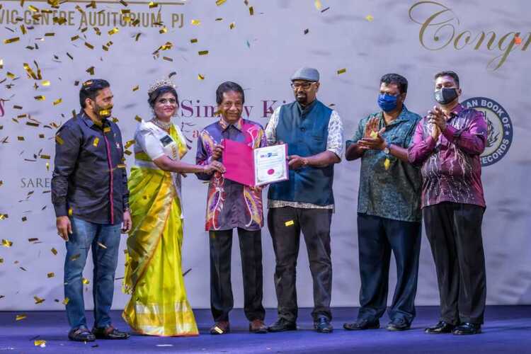 HITs founder & CEO Dr. Barnikumar was presented with an Honorary Doctorate Award by Malaysia South India Chamber of Commerce (MSICC) president Dato Sri Dr. S. Venugopal. 
